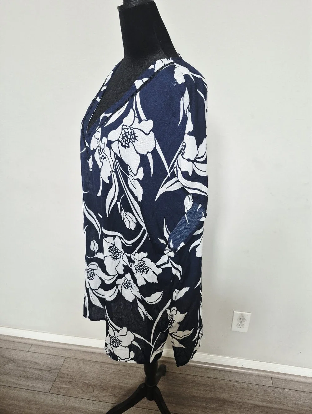 Kona Sol Navy and White Floral V-Neck Beach Cover- Up Size Large